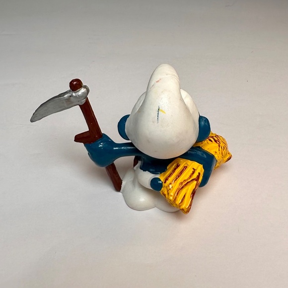 Vintage Schleich Farmer Smurf w/ Wheat & Scythe โ 1980 Peyo โ Made in Hong Kong - Picture 4 of 7